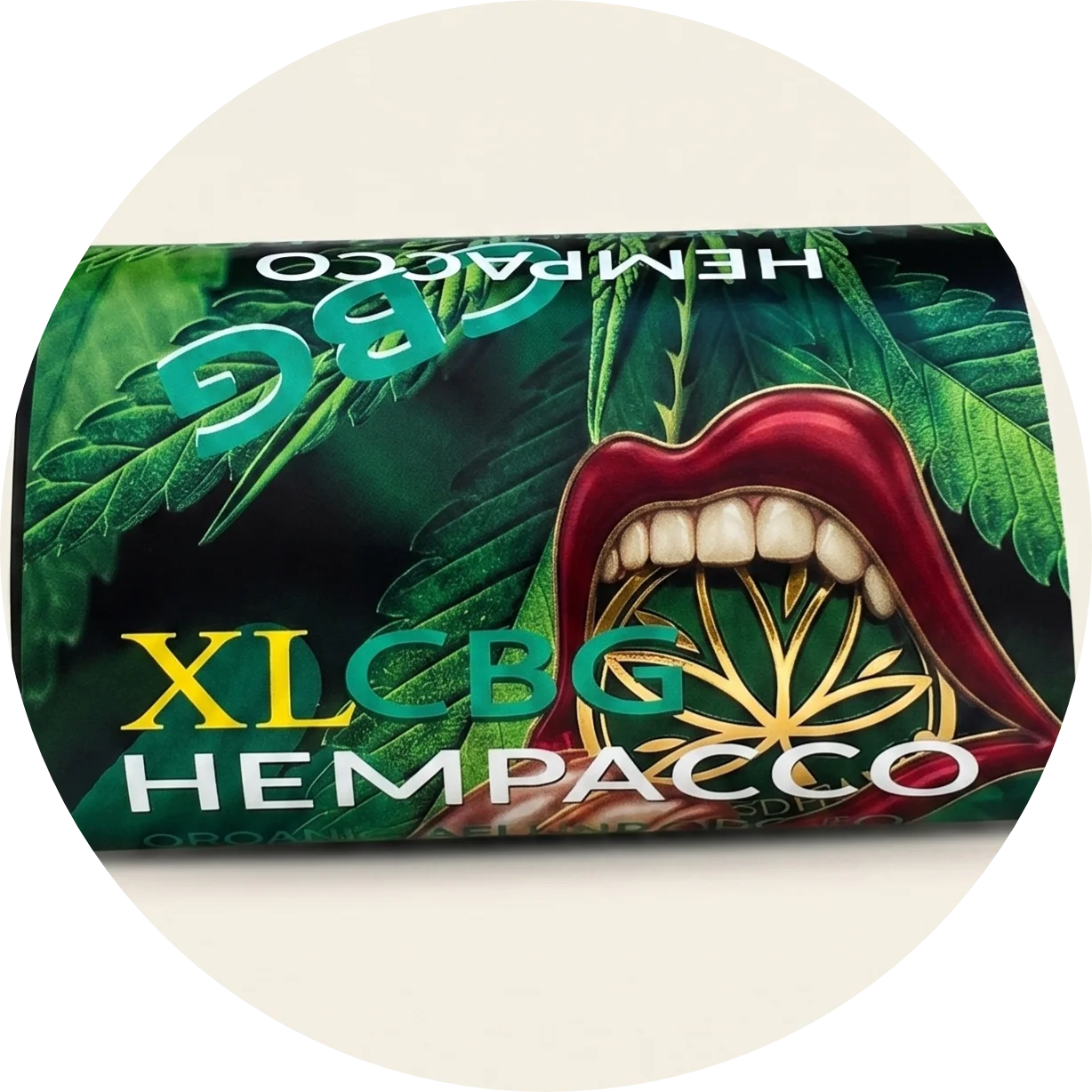 Lähivõte HEMPACCO XXL CBG 7% hekseldatud kanepilehtede tekstuurist 25g pakendis